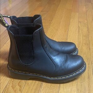 Dr. martens Women’s Black Leather Chelsea Boots 2976 size 8